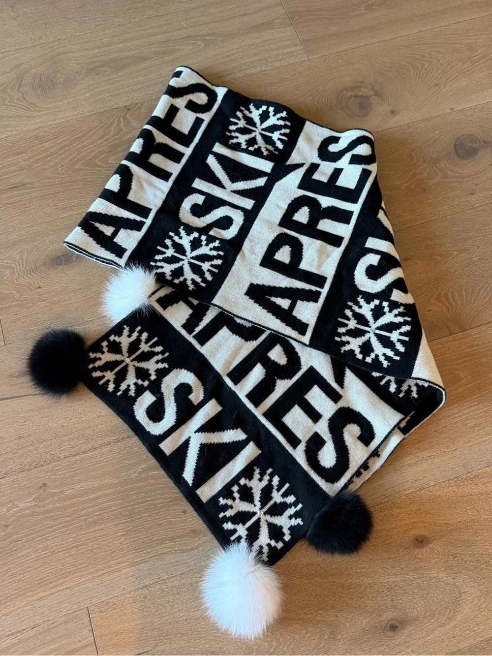 Black & White 'APRES SKI' Pom Pom Knit Scarf/wrap new with tags